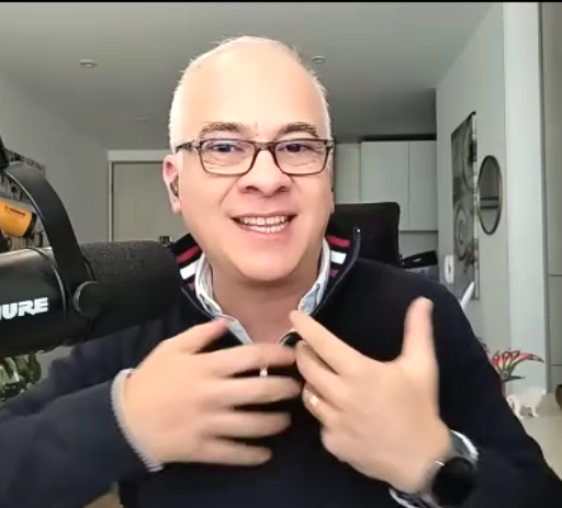 Juan Carlos Gómez durante la entrevista en Backstage Astrology